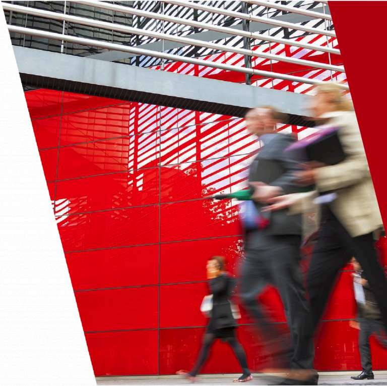Menschen vor einer roten Architekturinstallation